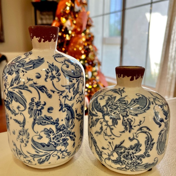 Other - Set of 2 Blue Floral Vases w/ Faux Tulips